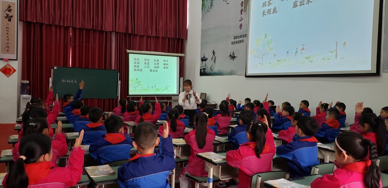繼光實(shí)驗學(xué)校老師亮相德陽市小語年會.jpg