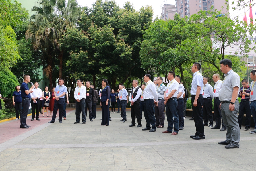 德陽(yáng)市、中江縣人大代表到繼光實(shí)驗(yàn)學(xué)校調(diào)研.JPG