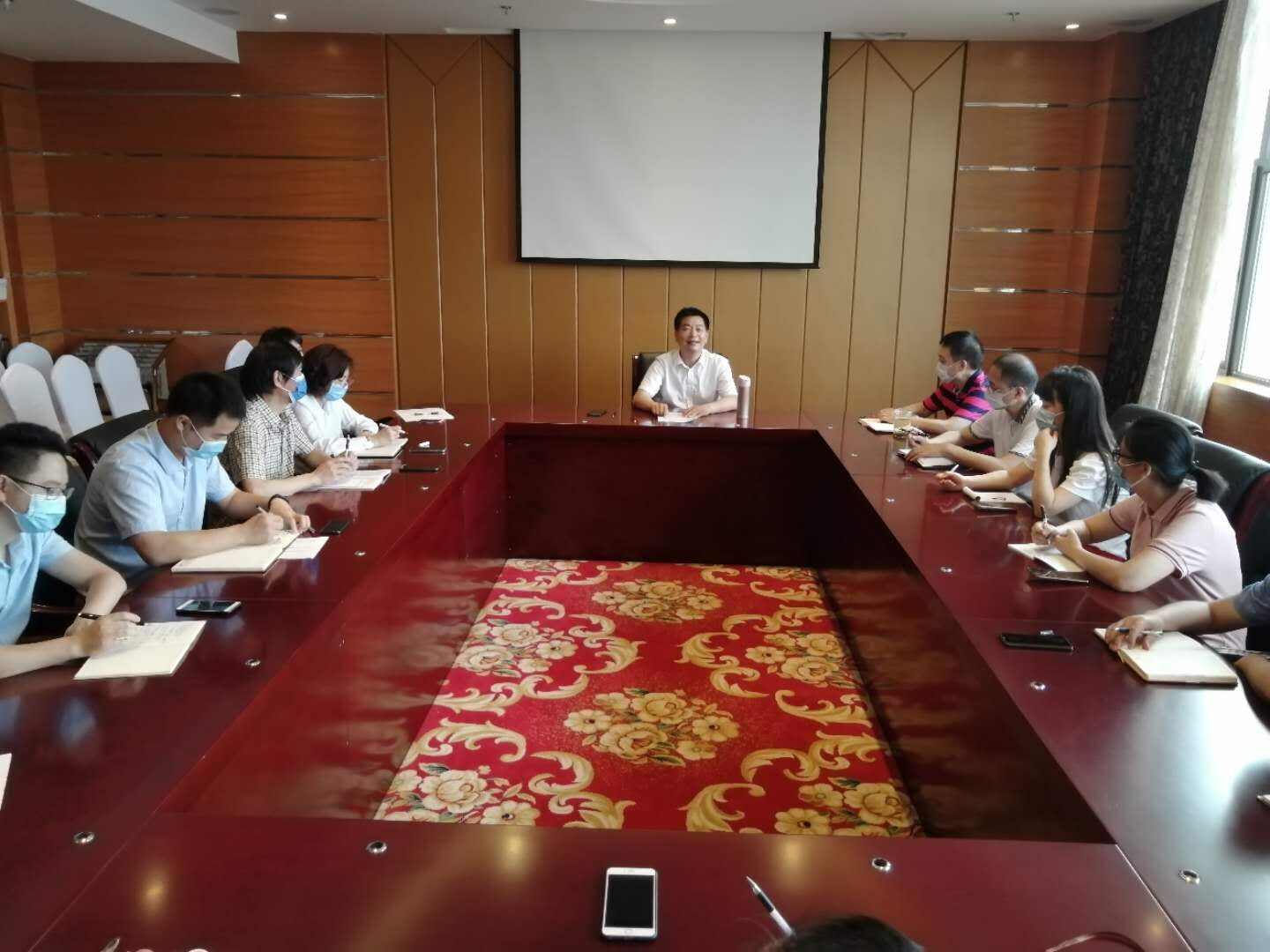 四川現(xiàn)代教育集團(tuán)召開會(huì)議傳達(dá)學(xué)習(xí)全國(guó)兩會(huì)精神.jpg