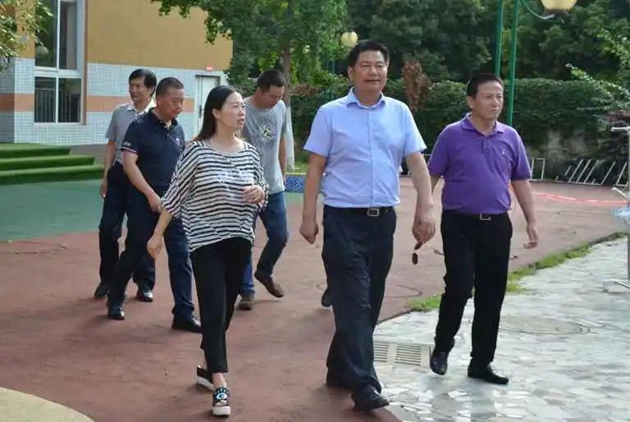 學(xué)校董事會董事長蘇華奔走在學(xué)校發(fā)展的第一線。_副本.jpg