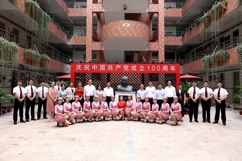 5郝明金理事長與中華職業(yè)學(xué)?？粘藢I(yè)學(xué)生合影留念.jpg