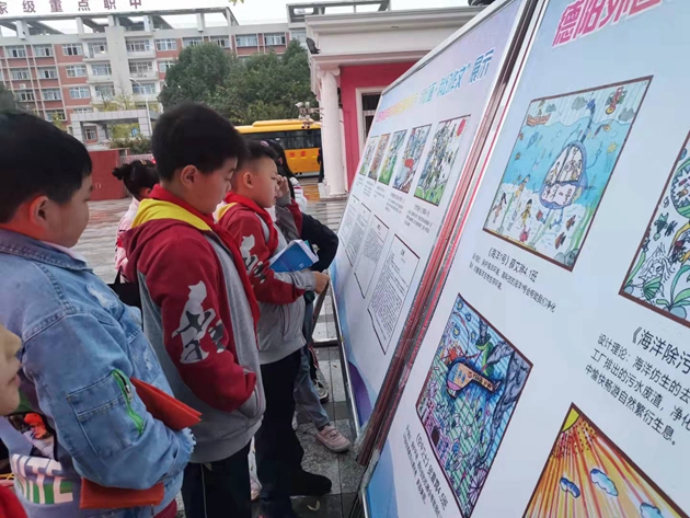 德外小學(xué)舉辦第三屆科創(chuàng)節(jié)學(xué)生優(yōu)秀科幻畫(huà)、科幻作文展覽.jpg