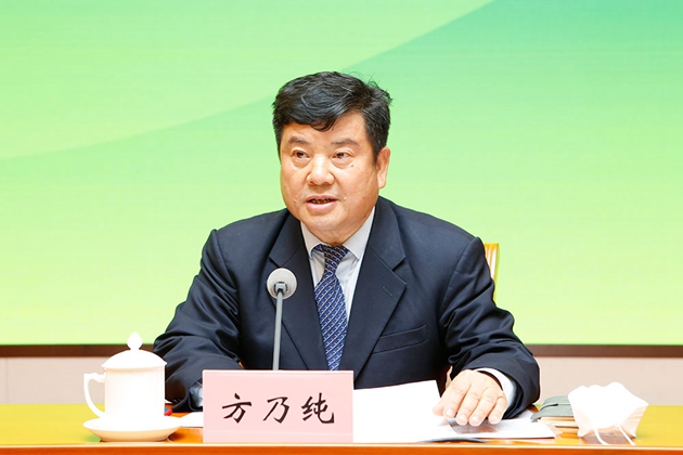 4.中華職業(yè)教育社黨組書(shū)記、總干事方乃純主持會(huì)議_副本.jpg