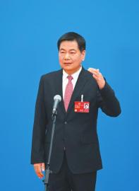 3月7日，“委員通道”集體采訪活動(dòng)上，住川全國政協(xié)委員蘇華接受媒體采訪。 　　新華社記者 陳曄華 攝.jpg