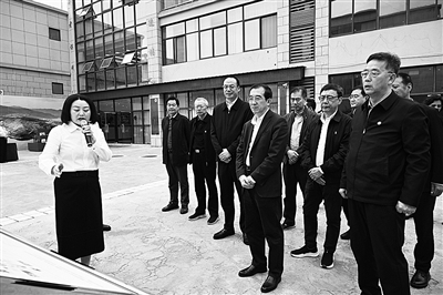 1、調(diào)研組在四川省雅安市漢源縣調(diào)研大學(xué)生電商直播創(chuàng)業(yè)項目以及就業(yè)援助吸納帶動就業(yè)情況。.jpg