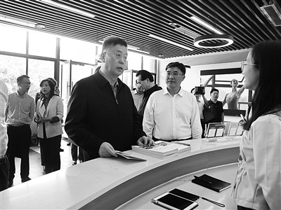 2、調(diào)研組在四川省雅安市漢源縣調(diào)研大學(xué)生電商直播創(chuàng)業(yè)項目以及就業(yè)援助吸納帶動就業(yè)情況。.jpg