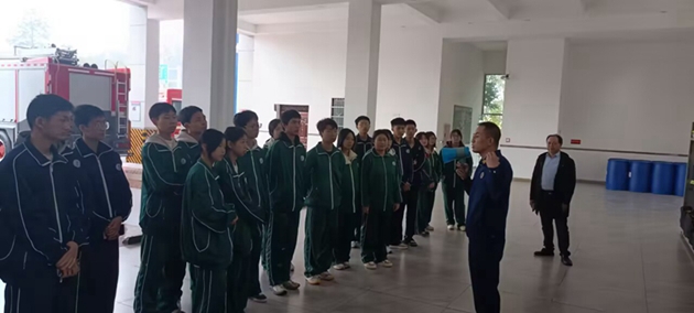 中江職中消防志愿者到縣消防大隊進(jìn)行消防體驗活動1.jpg
