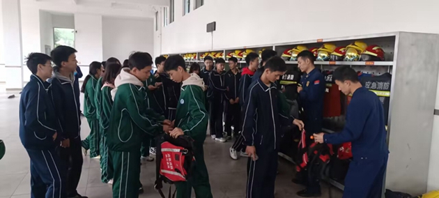 中江職中消防志愿者到縣消防大隊進(jìn)行消防體驗活動2.jpg